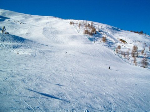 Lauzes iker húzóslift és a mellette lejövő piros pálya