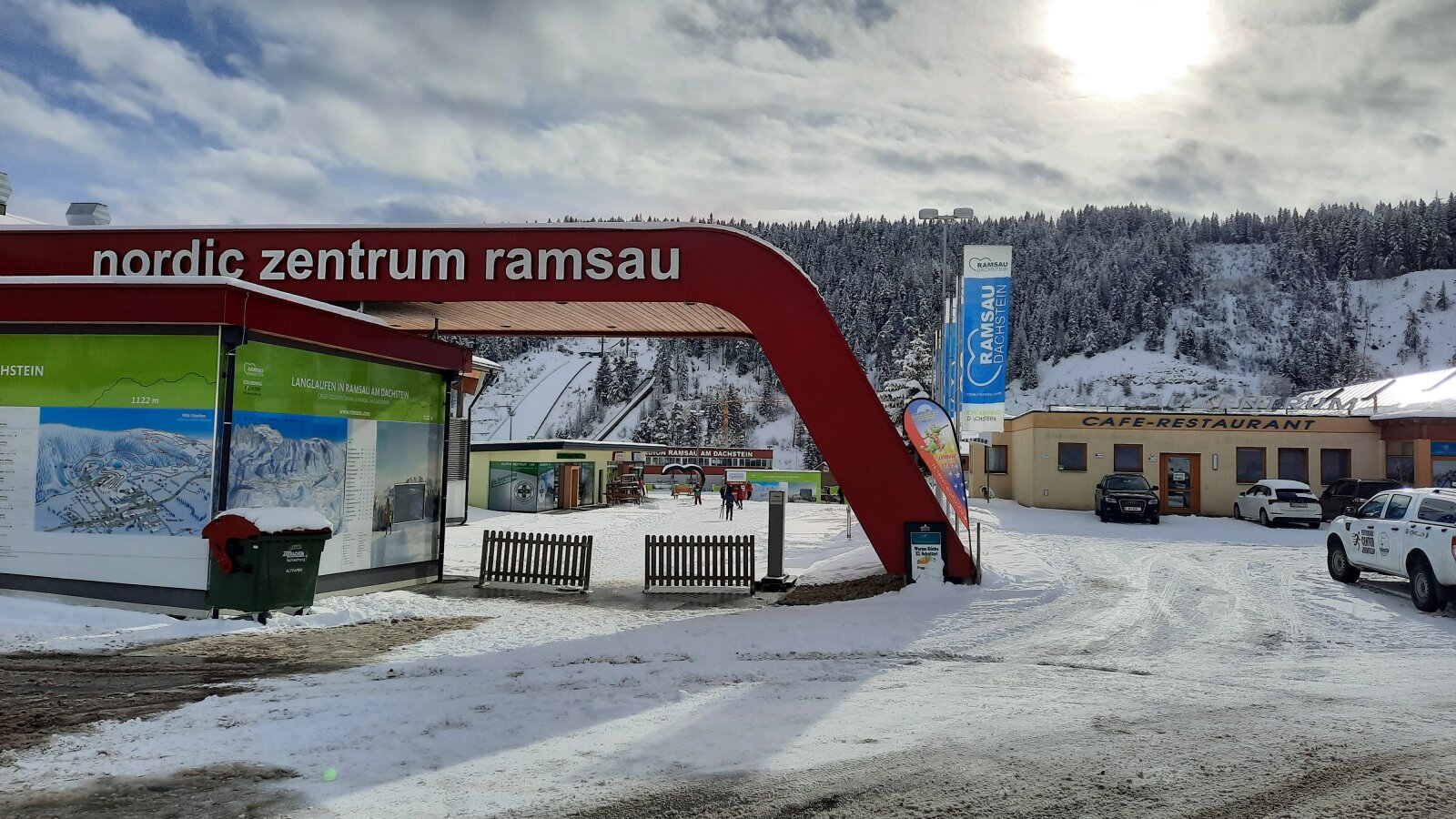 Ramsau: a sífutócentrum központja, a stadion, háttérben a síugrósánc