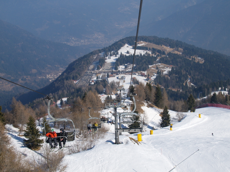 Jobbra a 2-es piros kanyarog, balra lent a Zoncolan-i parkoló