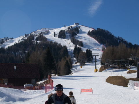 Balra a 2-es piros, jobbra az 1-es fekete jön le