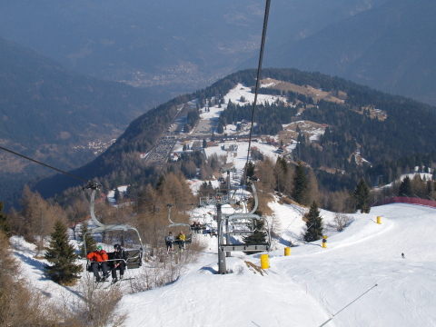 Jobbra a 2-es piros kanyarog, balra lent a Zoncolan-i parkoló