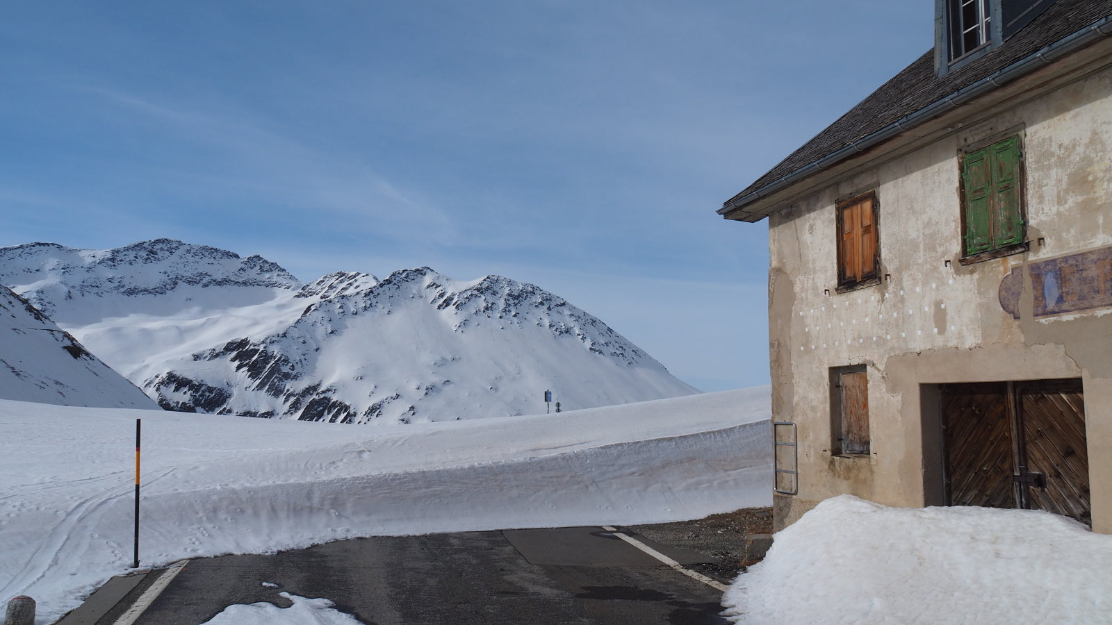 a szél műve, az út egy részén már elolvadt a hó majd jön az 1 méteres hóvastagság
