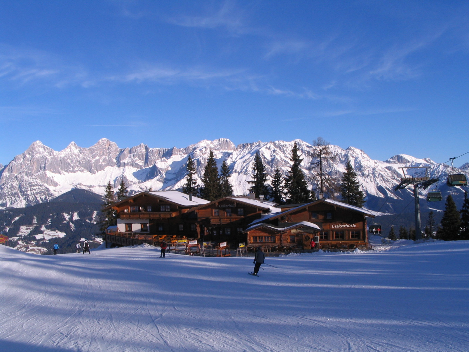 Az Eiskarhüttét nem lehet nem észrevenni. Festői hátteret ad a Dachstein.