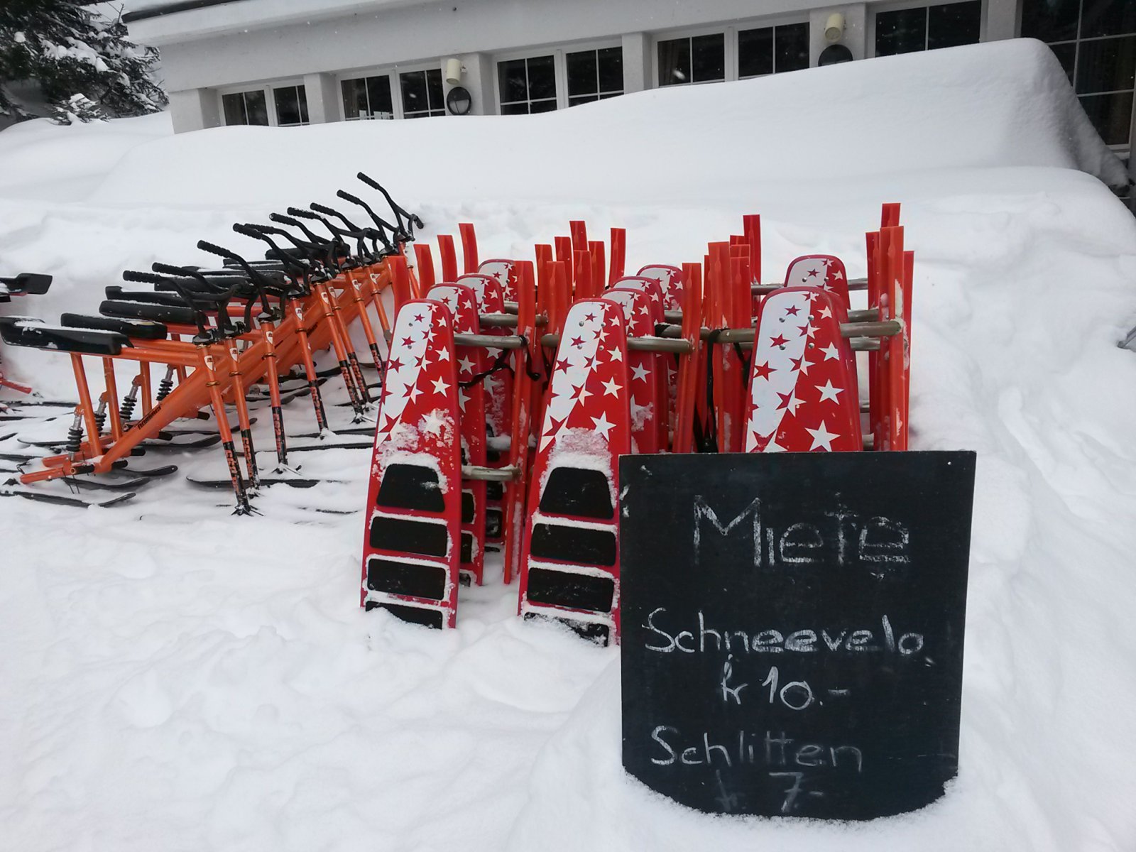 Itt lehet szánkót és hóbringát bérelni