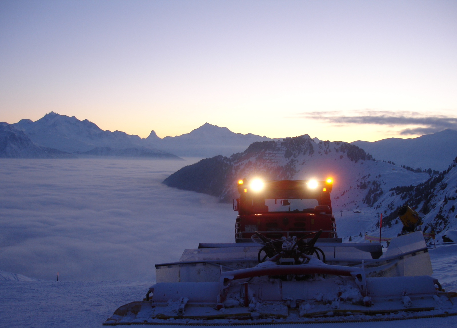 Dolgozik a ratrak a felhők felett. 