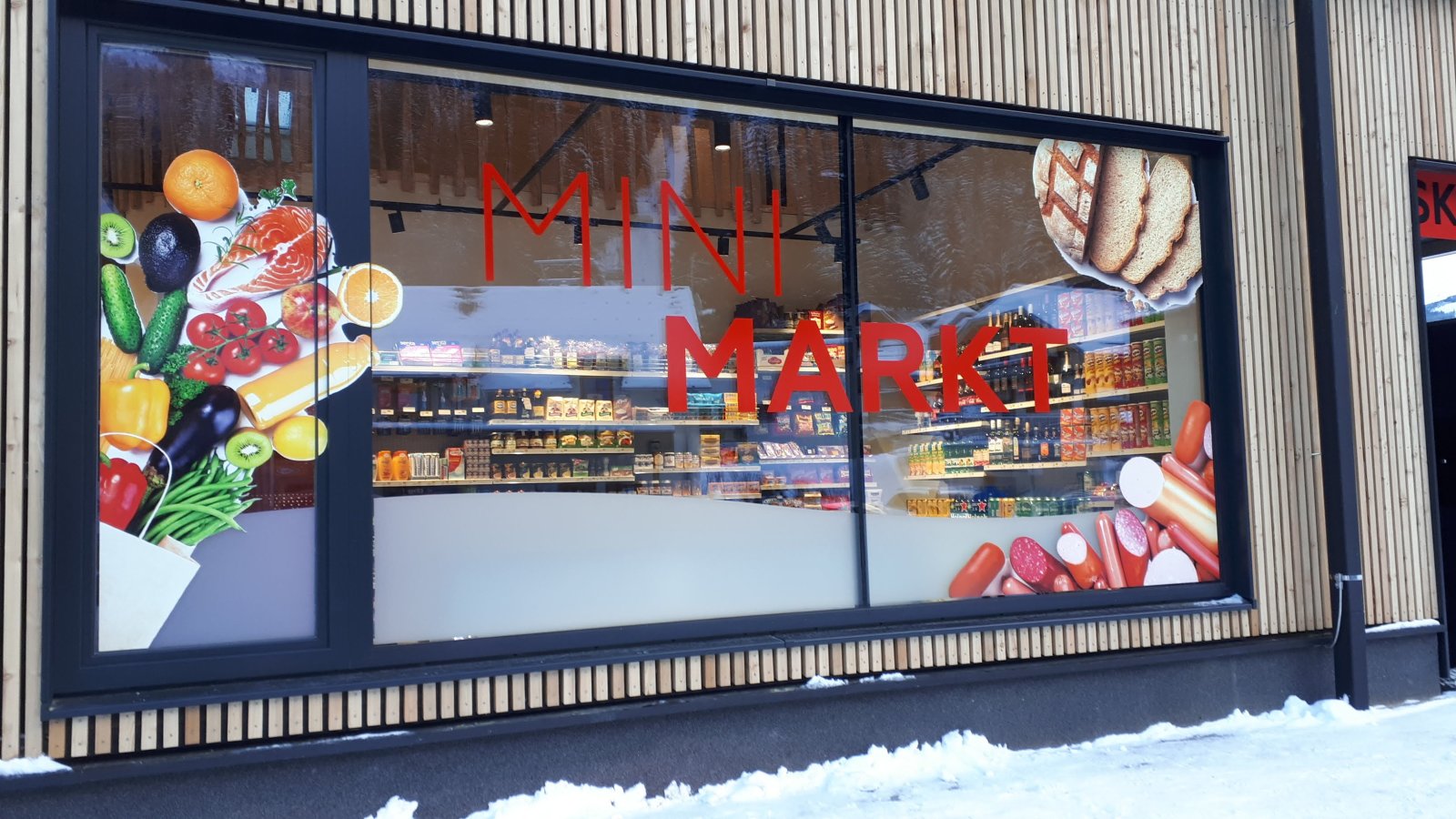 Élelmiszerbolt is van az új épületben, ahol friss péksüteményeket is lehet vásárolni.