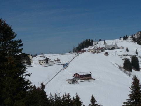 ott jön a hegyi vasút