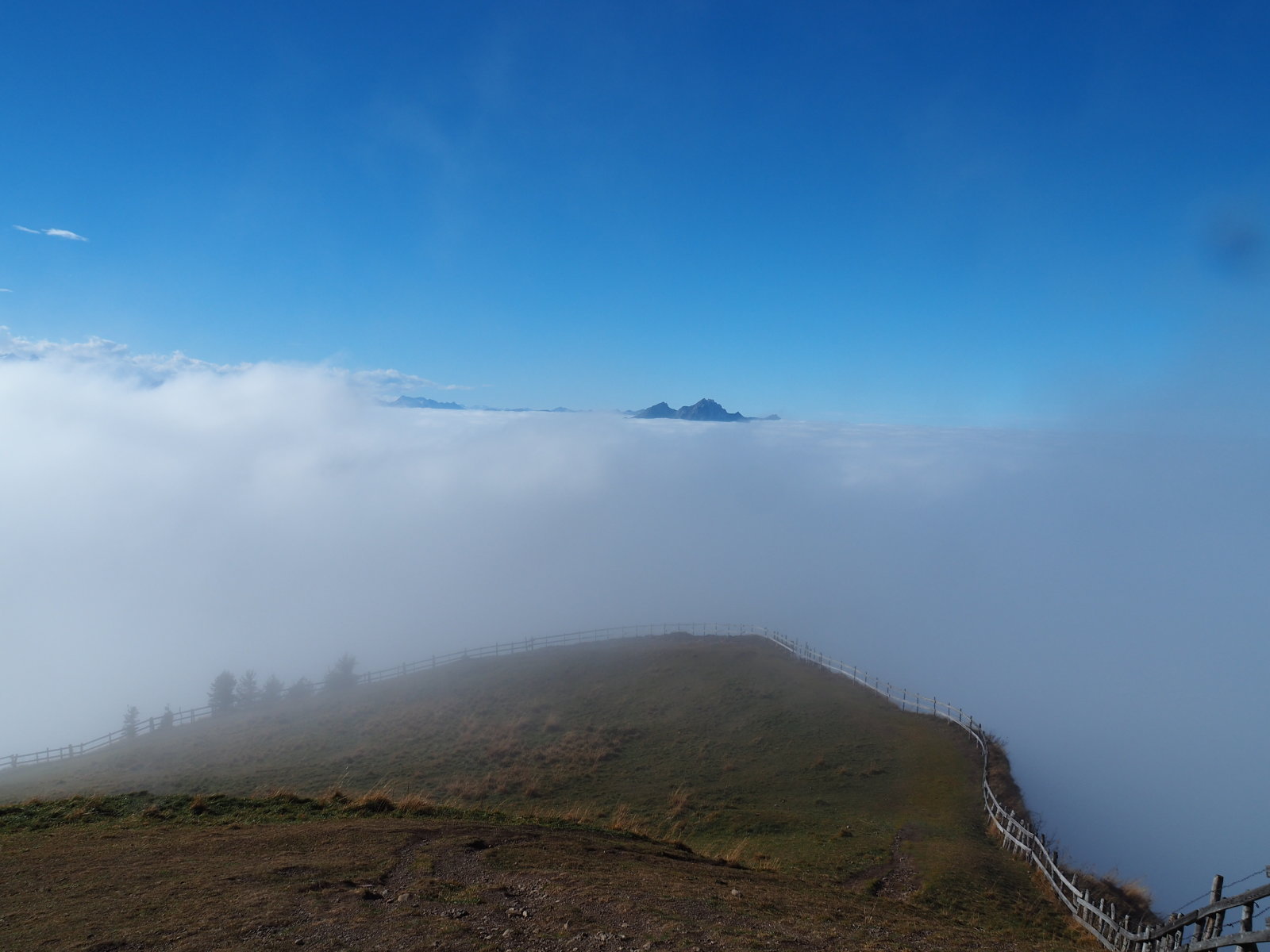 a Pilátus csúcsa (2128m) a felhő közepén