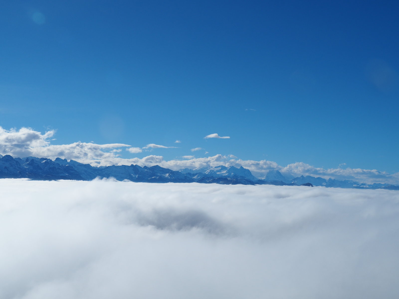 a Wetterhorn(3692m) illetve az Eiger(3970m), Mönch(4107m), Jungfrau(4158m) is látszik