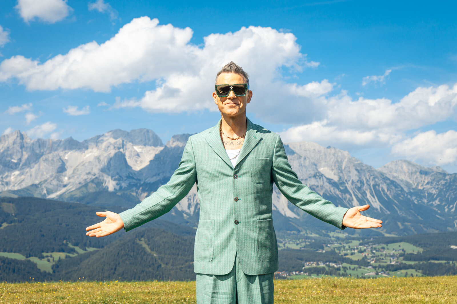 Robbi Willams a Reiteralmon, Háttérben a Dachstein | Fotó: vanray.net