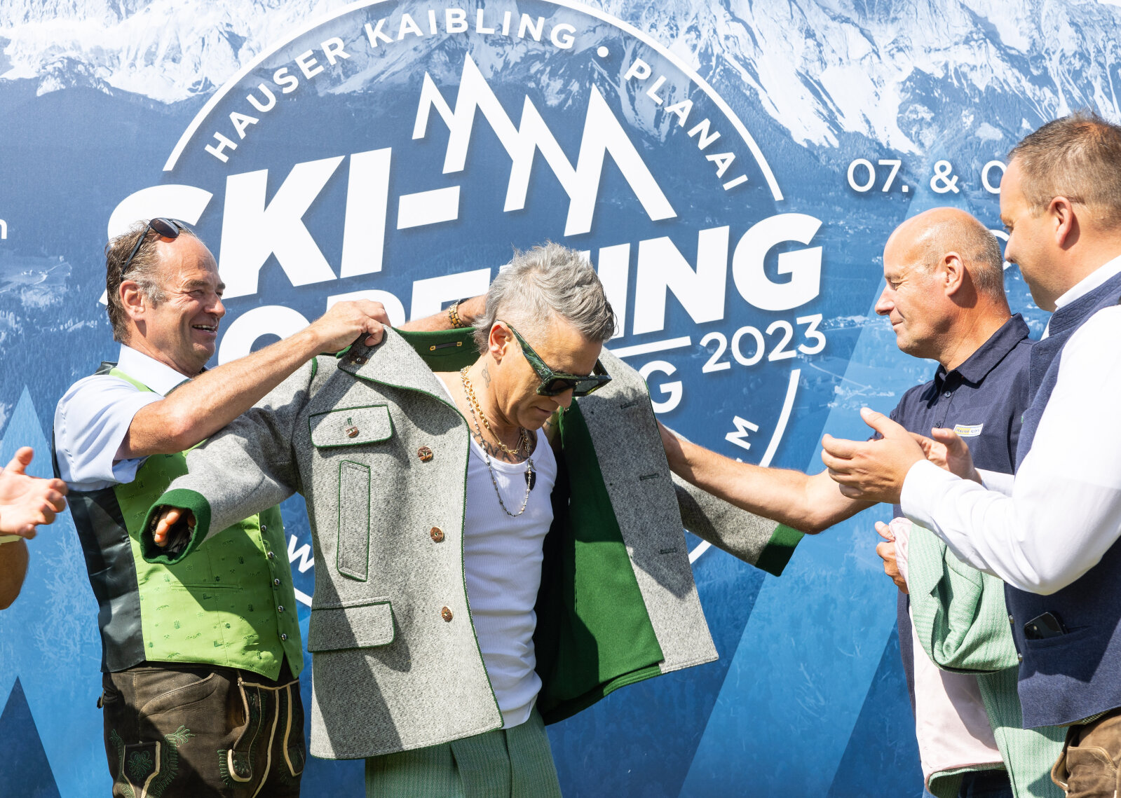 Népviselet: posztó kabátot adnak a sztárra | Fotó: Harald Steiner