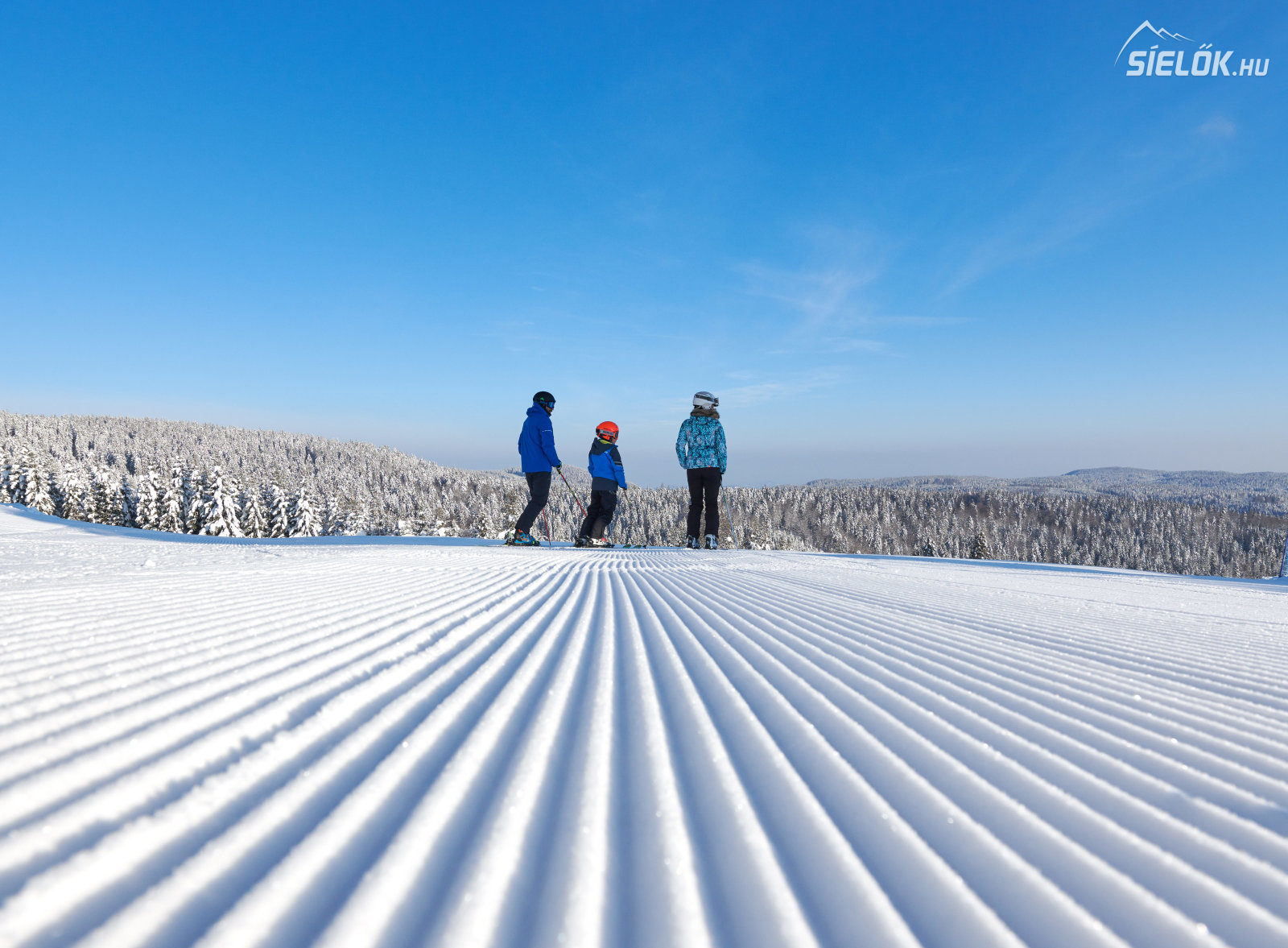 Frissen ratrakolt sípálya Roglán