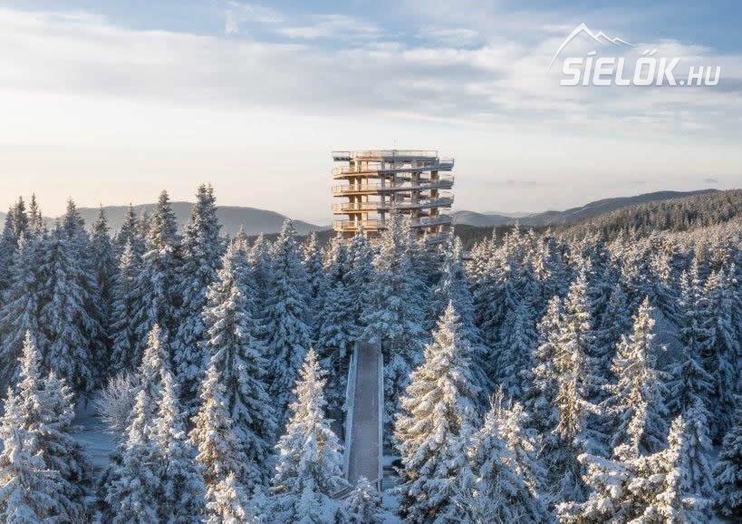 A Lombkorona Sétány  és a 37 méter magas torony