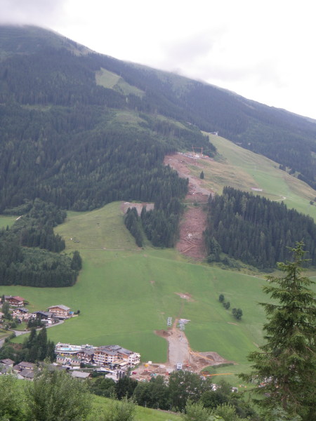 Az új kabinos építése Hinterglemmben