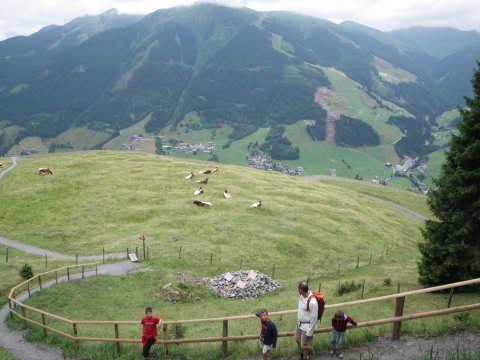 Zwölferkogel a Reiterkogelről, a hegy aljában az új kabinos építkezése