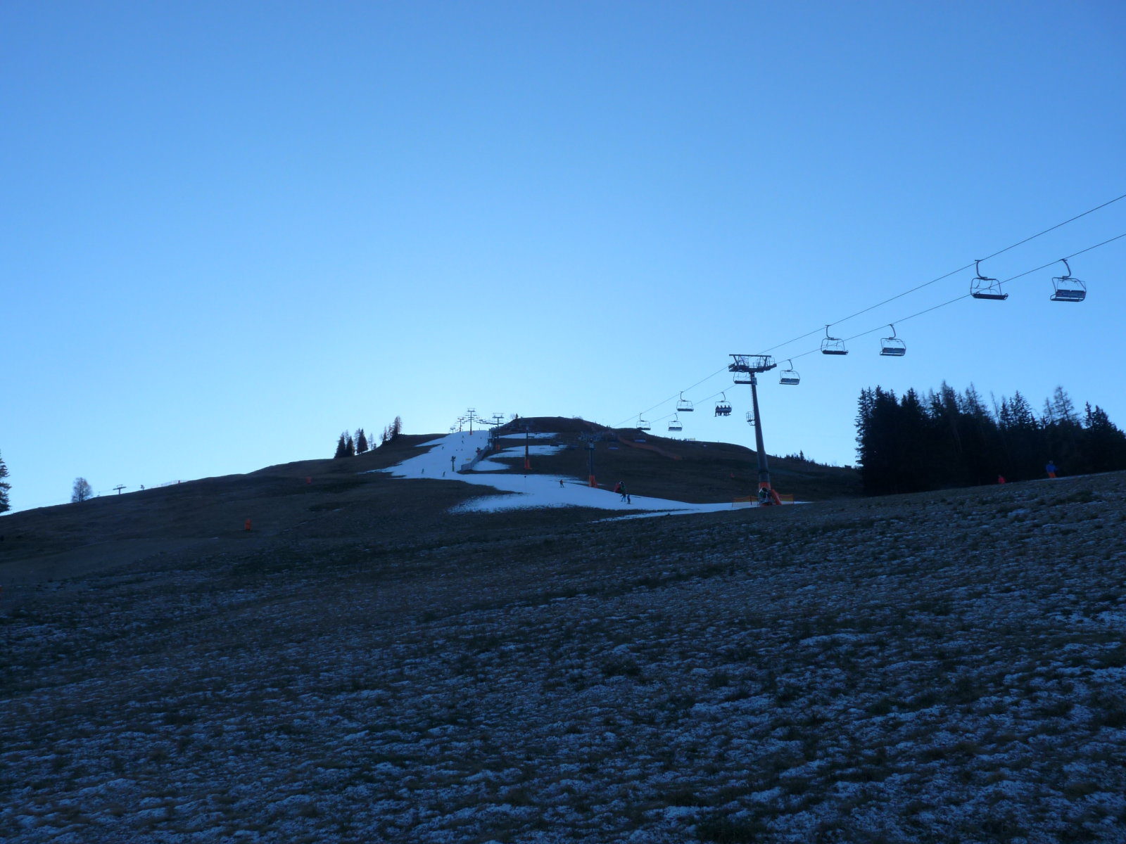 A hegyoldal "nyomokban" havat is tartalmaz