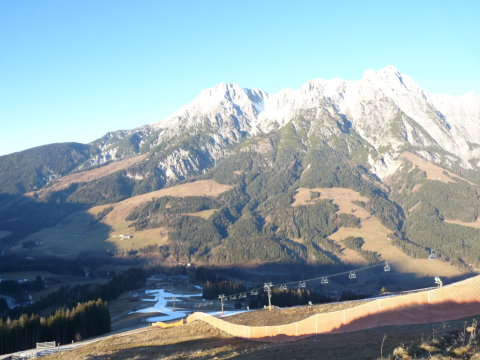 Lefelé jövet a sípálya mellett