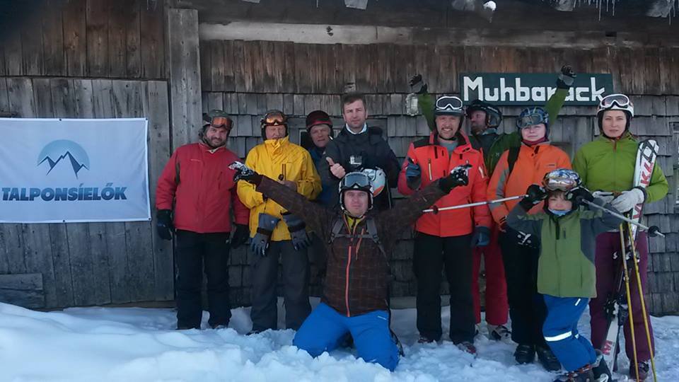 Csoportkép a Muhbarack előtt