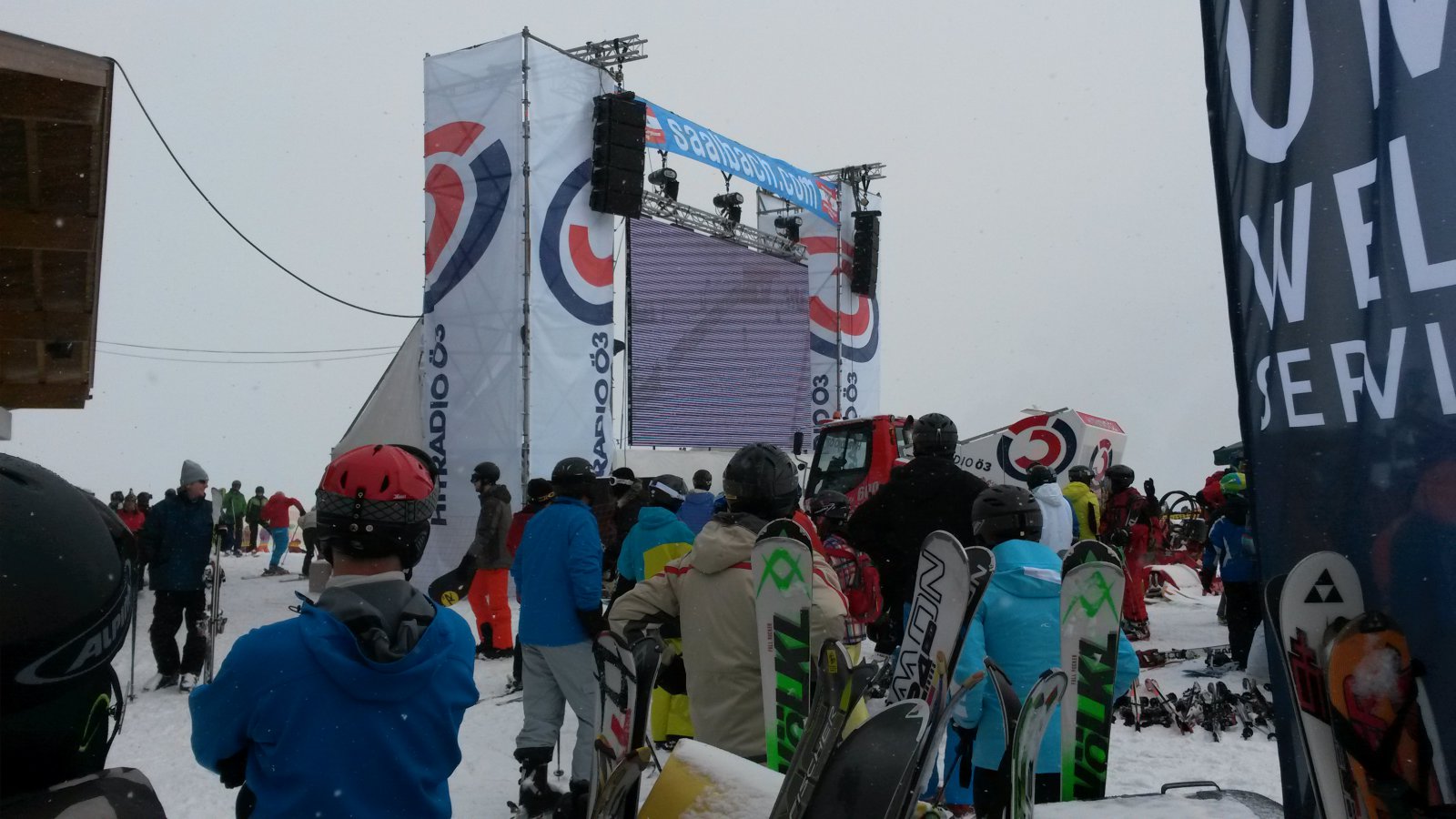 Óriáskivetítő a középállomásnál (Zwölferkogel)