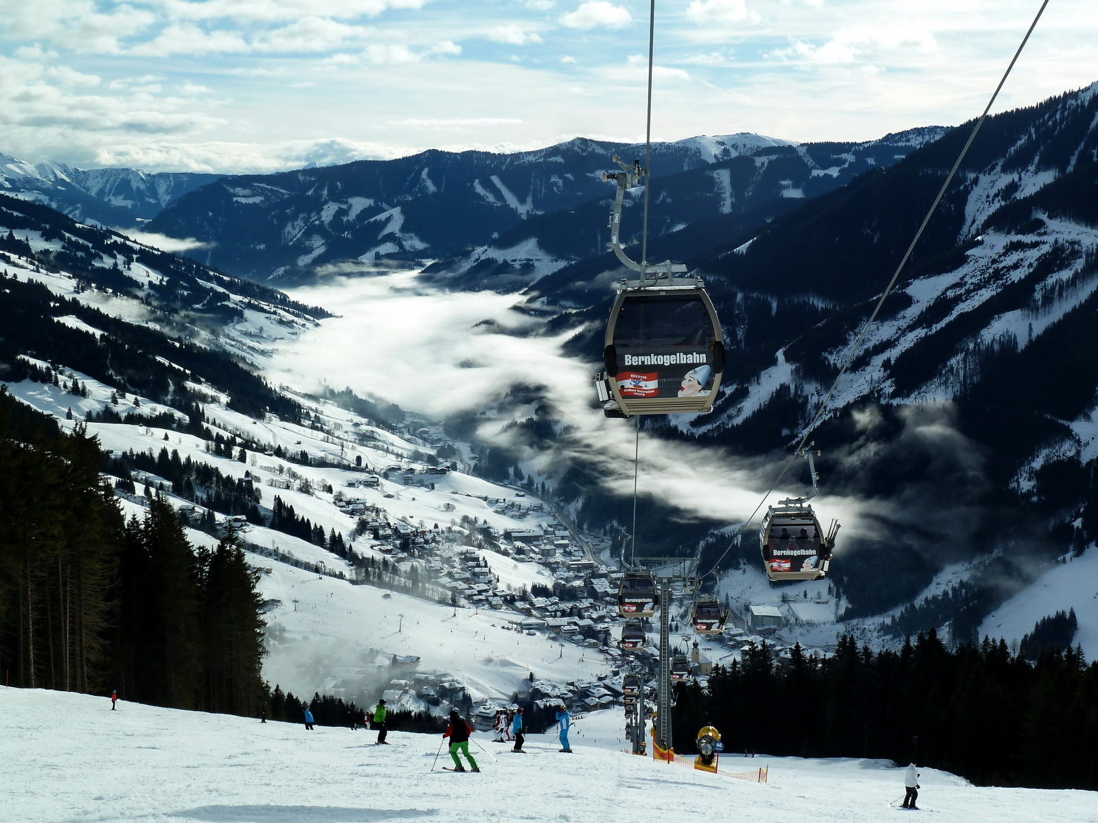 Bernkogelbahn és a 46-os kék.