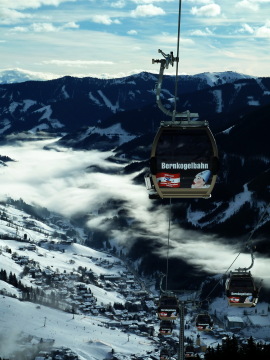 Bernkogelbahn és a falu.