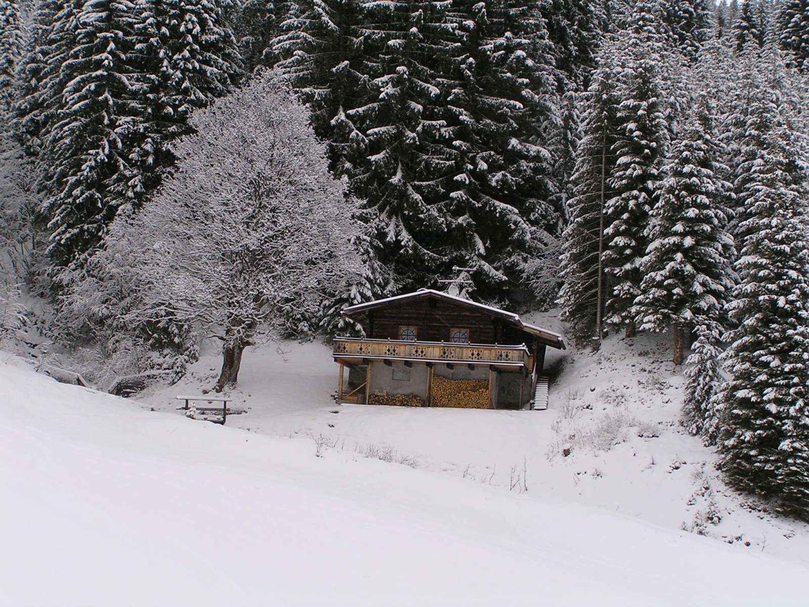 Barátságos hütte a Hochalm felvonó mellett