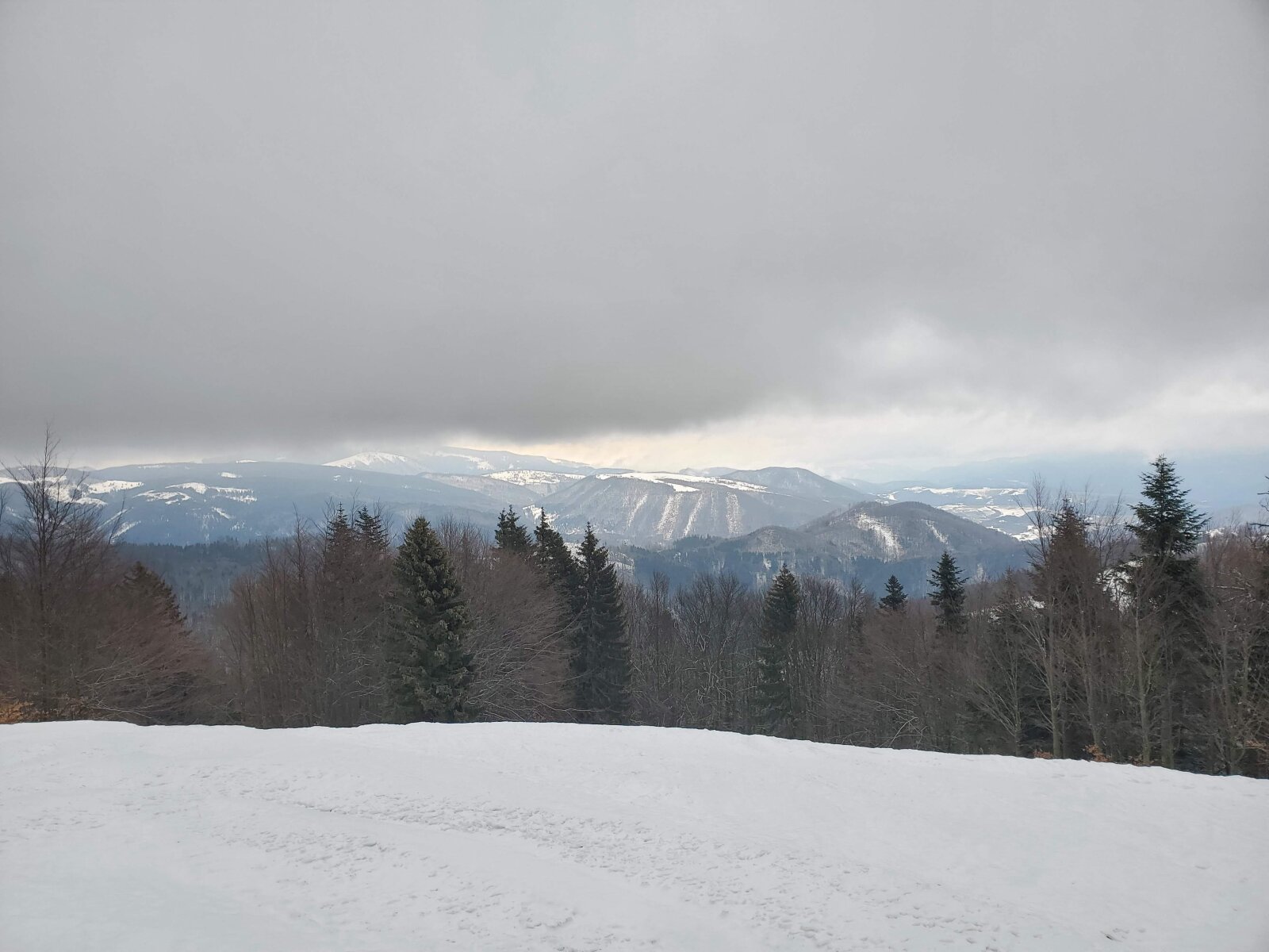 A távoli napsütte hegytető