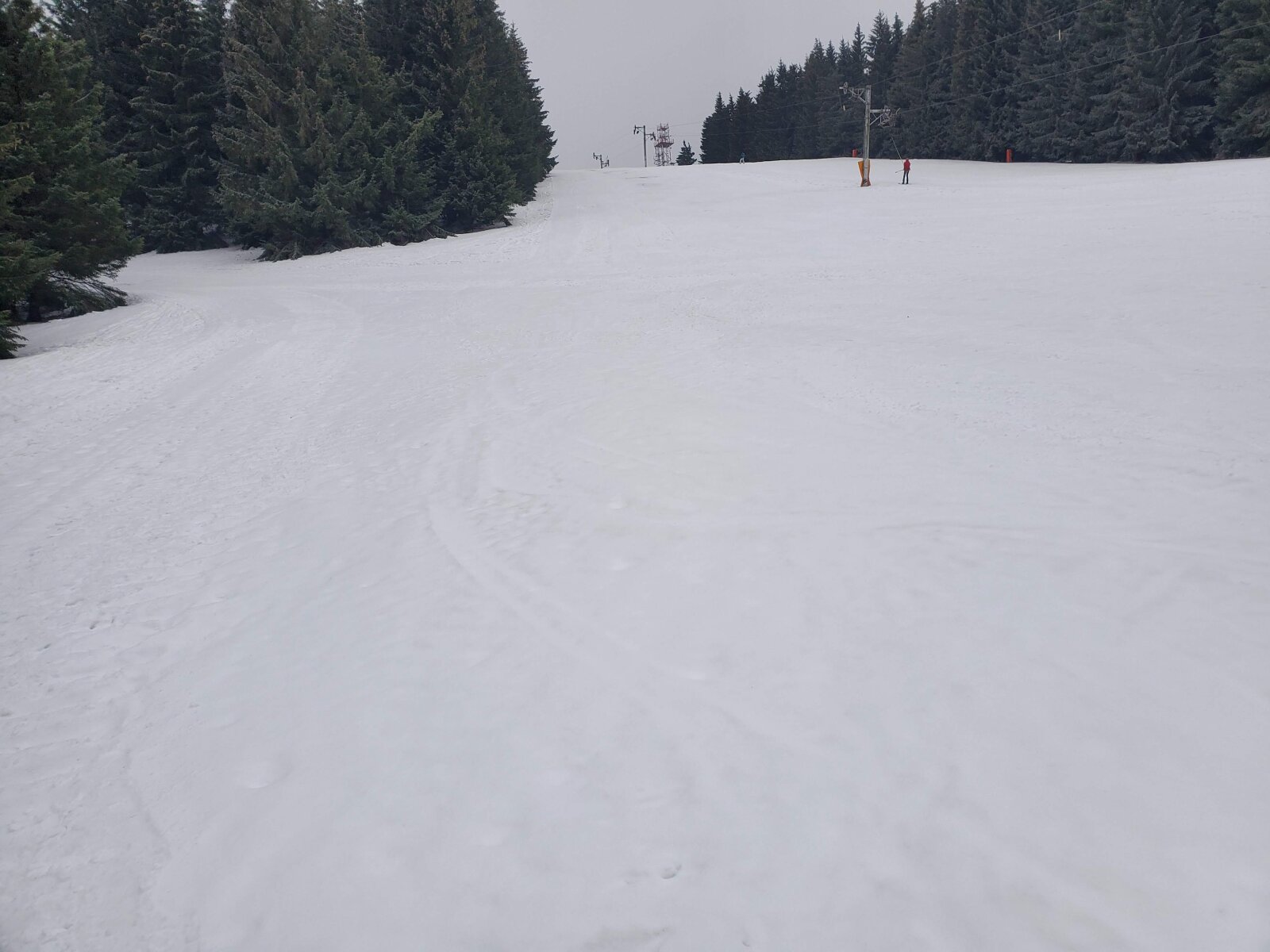 A 4-es felső része, bal szélen lehet bejönni a fenyők közül ha még nagyobbat kerül az ember a hegytetőtől