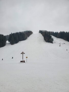 1-es a parkolótól, jobbra a hó nélküli 3-as
