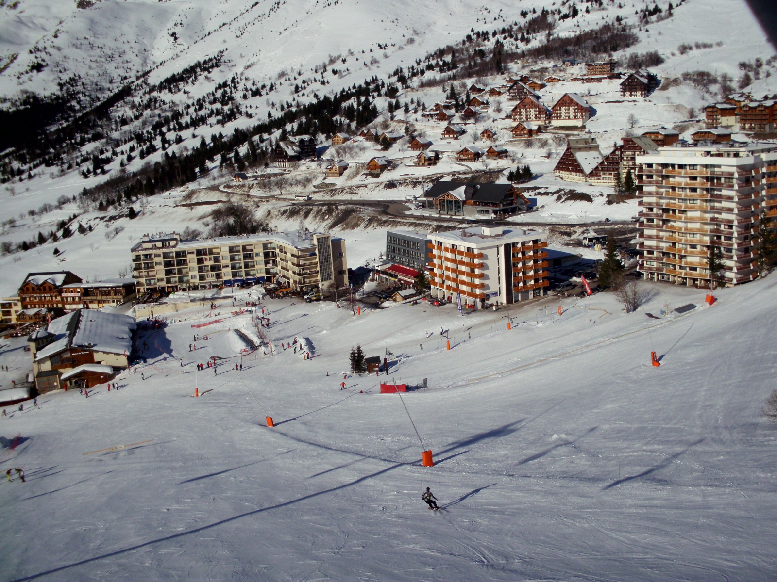 A fotók a Saint Francois Longchampot és környékét mutatják be, a felette található 2000m-en lévő Col de la Madeleine gyönyörű kilátását. Válogatás a 2012es téli szezonban készült képeinkből. Egy kis kedvcsináló a magyar sielőknek :)