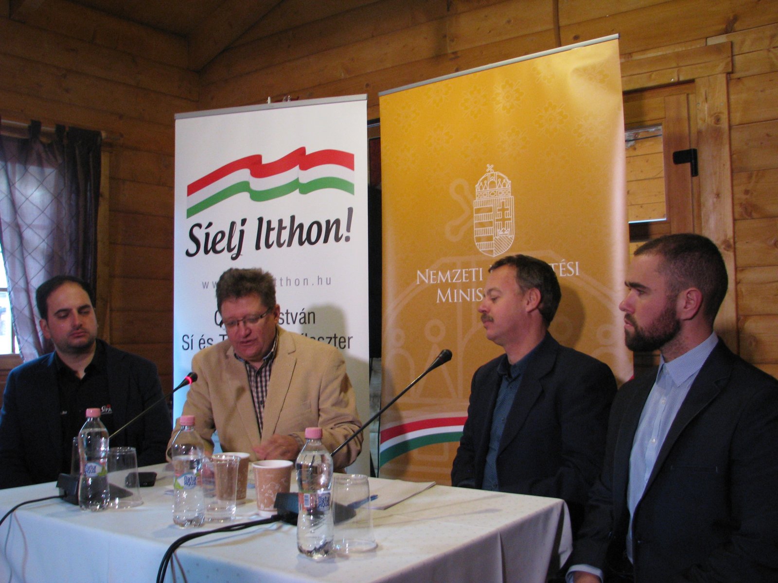A sajtótájékoztatón részt vett Révész Máriusz kormánybiztos, Fehér Gyula klaszterelnök, Ebele Bálint a Síaréna ügyvezetője és Kőrösi Péter a Sípark ügyvezetője | Fotó: Dr. Egri Katalin