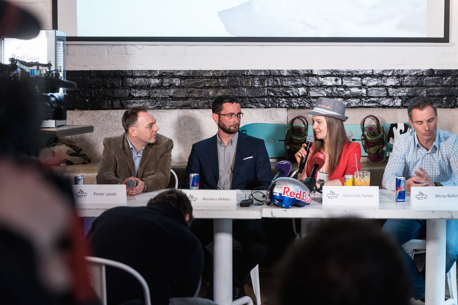 Pintér László kommunikációs vezető, Bordács Miklós az MSBSZ ügyvezető elnöke, Gyarmati Panka VK győztes snowboardos és Bécsy Balázs menedzser | Fotó: @Red Bull - Somay Márk