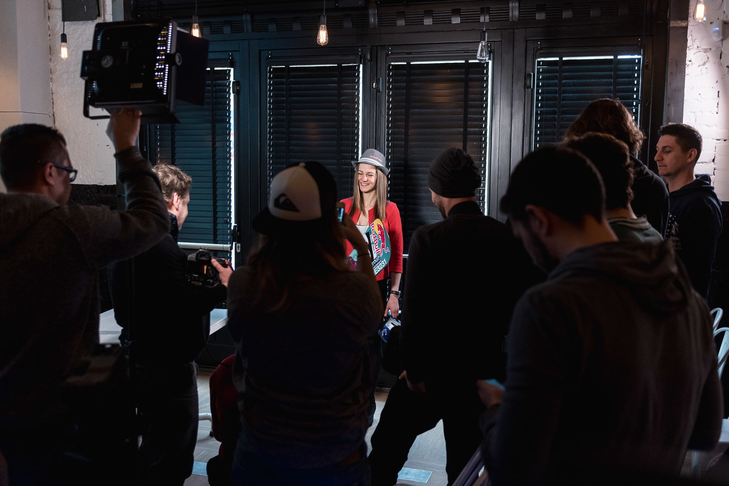 A sajtótájékoztatón sokan voltak kíváncsiak Pankára, aki mosolyogva adott interjút mindenkinek | Fotó: @Red Bull - Somay Márk