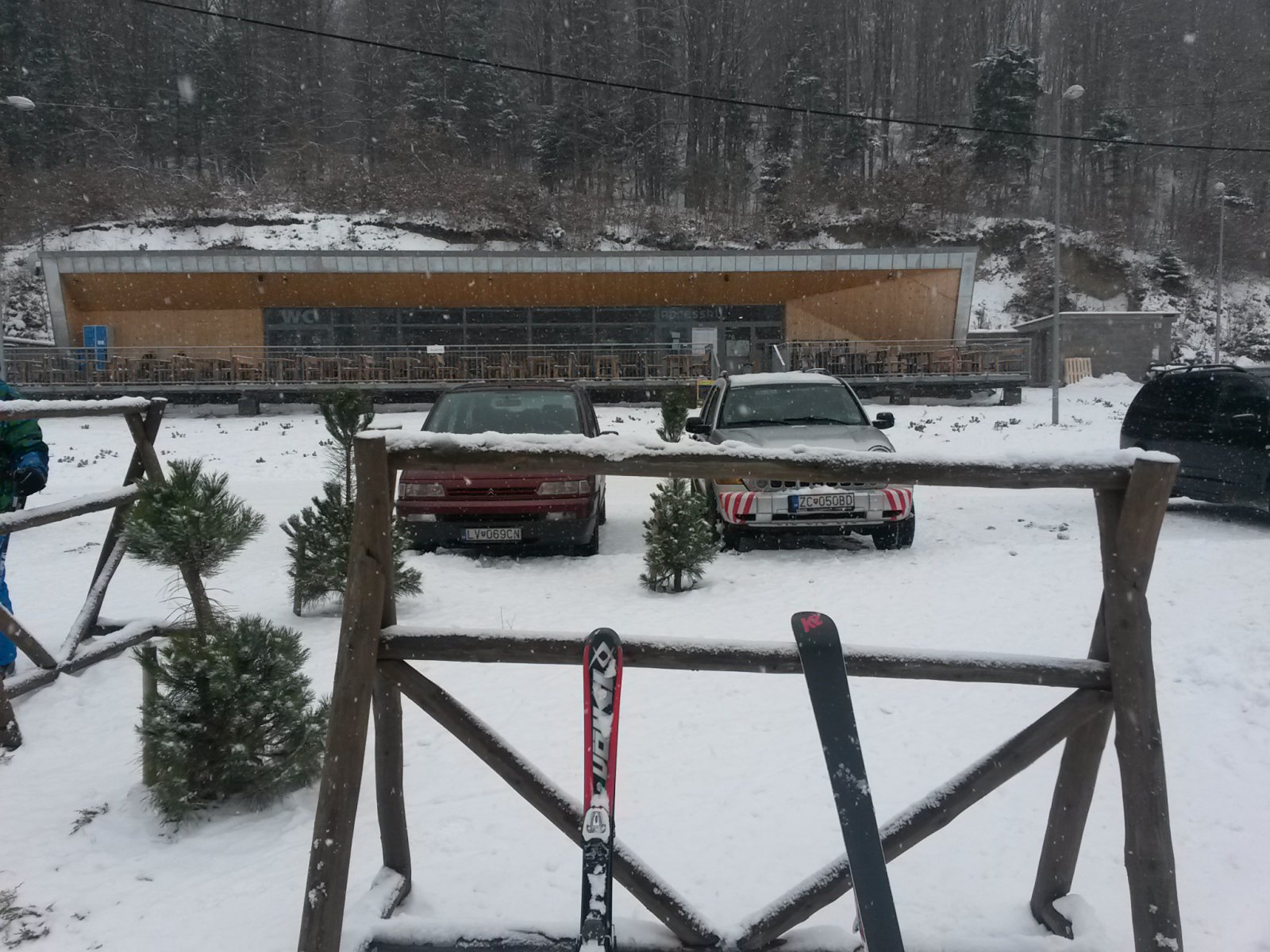 Új modern hütte a sípálya aljában