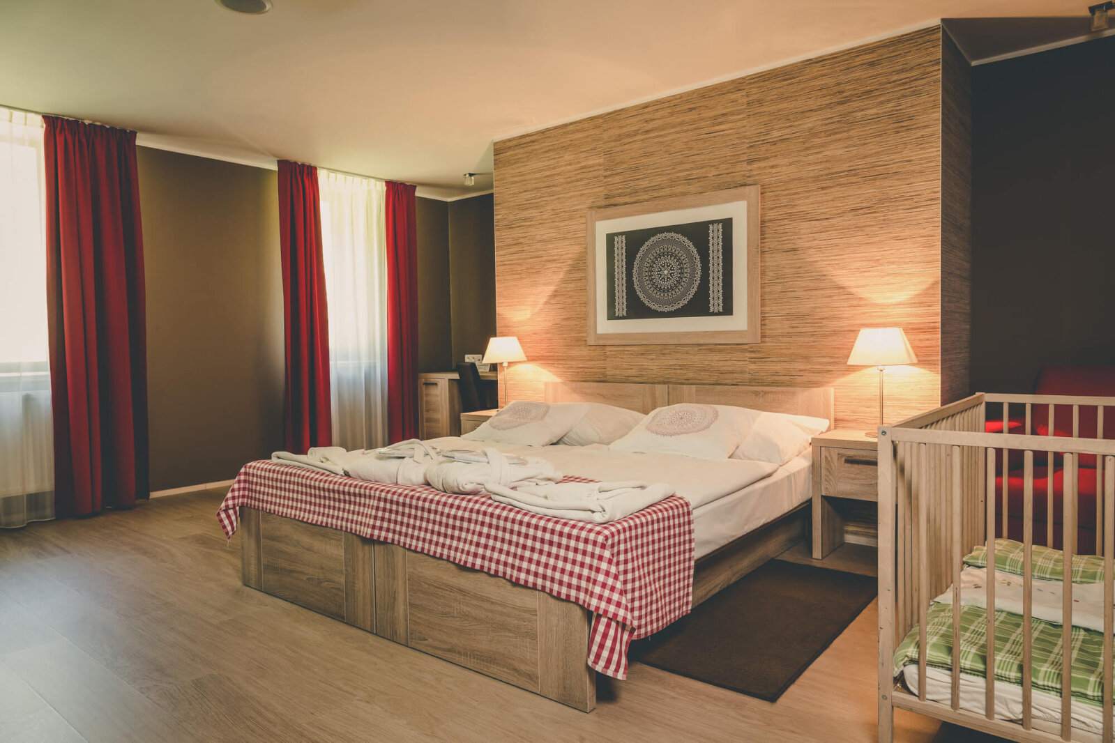 Franciaágyas szoba a Hotel Salamandra pályaszállásán
