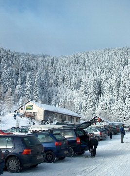 Nagy parkoló és az önkiszolgáló vendéglő épülete