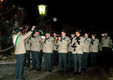 ...és ünnepség...