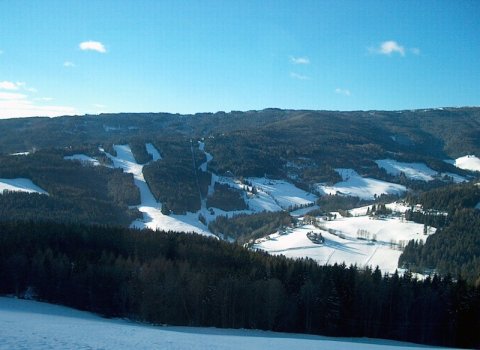 Autóbuszból a Hirschegg-i pályák, melyek csak ritkán használhatóak a hóhiány miatt