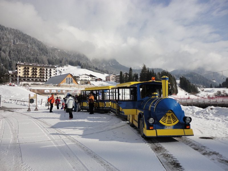Ez a kisvonat szállítja a síelőket a völgyben, a két sípálya között ingázik.
