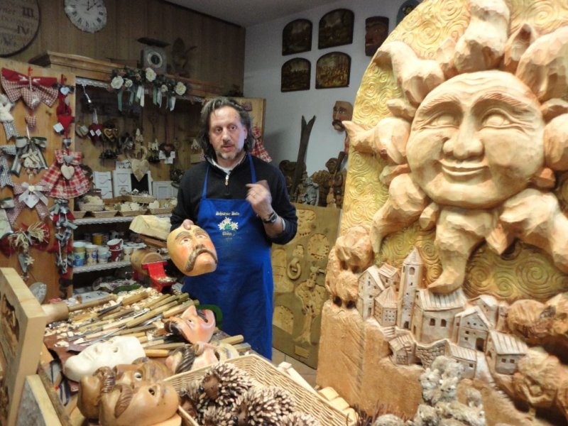 Fafaragó műhely - itt készülnek a karneváli álarcok is