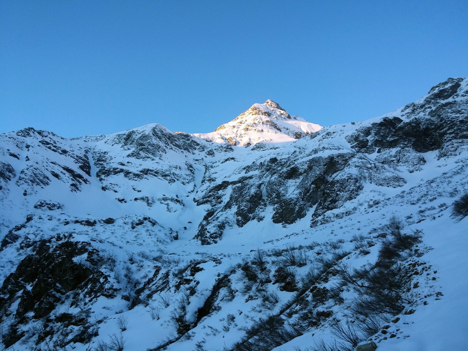 Hajnalpír a szemben lévő hegycsúcson.