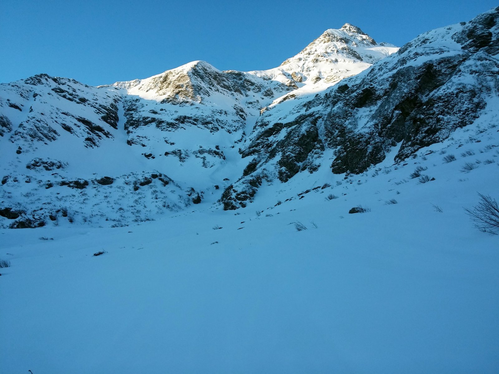 A hómezőn átvágva haladtunk tovább célunk, a déli kuloár felé.