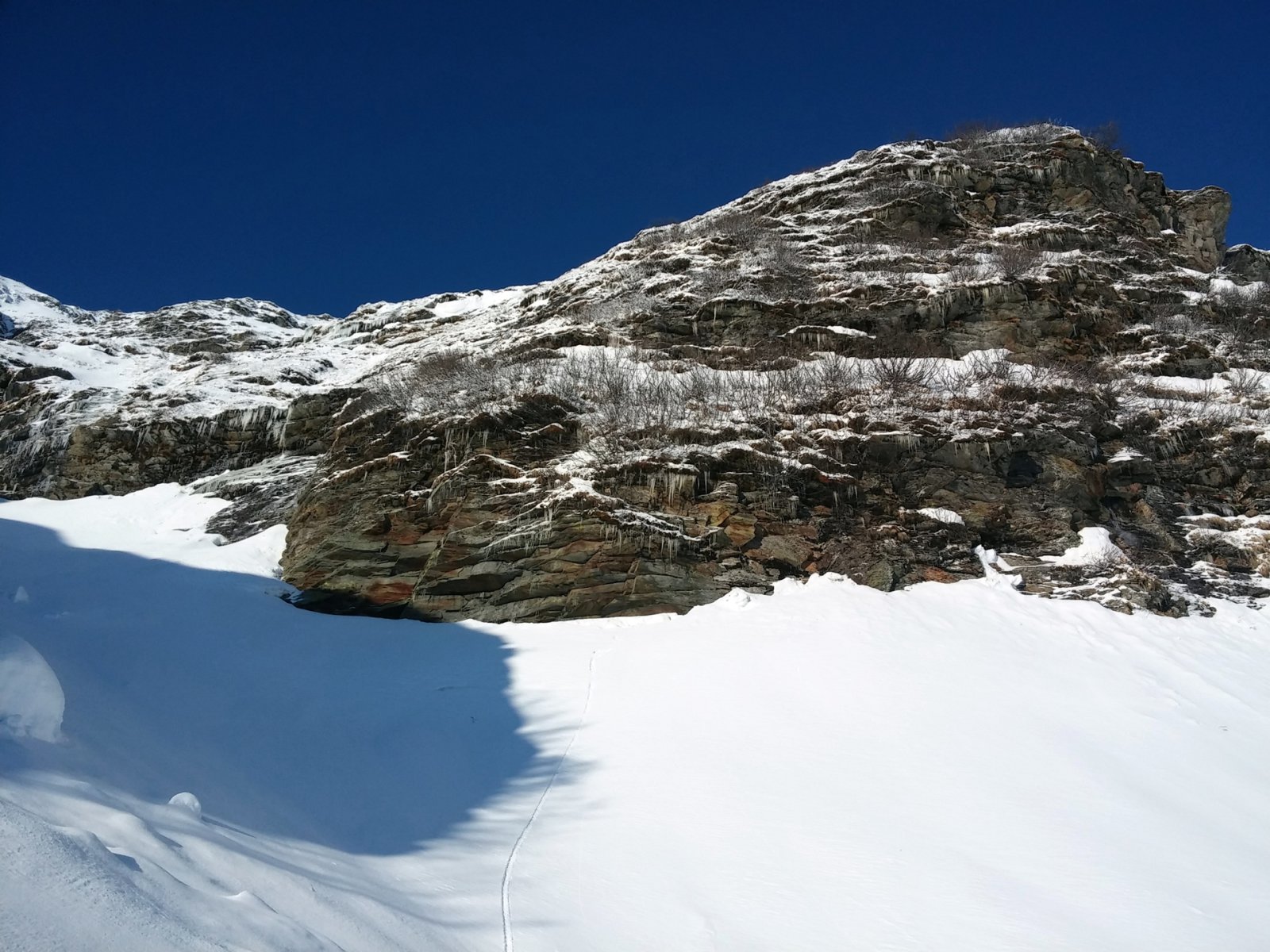 A jobb oldalt már elkezdte sütni a nap, ezért mi az árnyékos bal szélen haladtunk egyre feljebb.