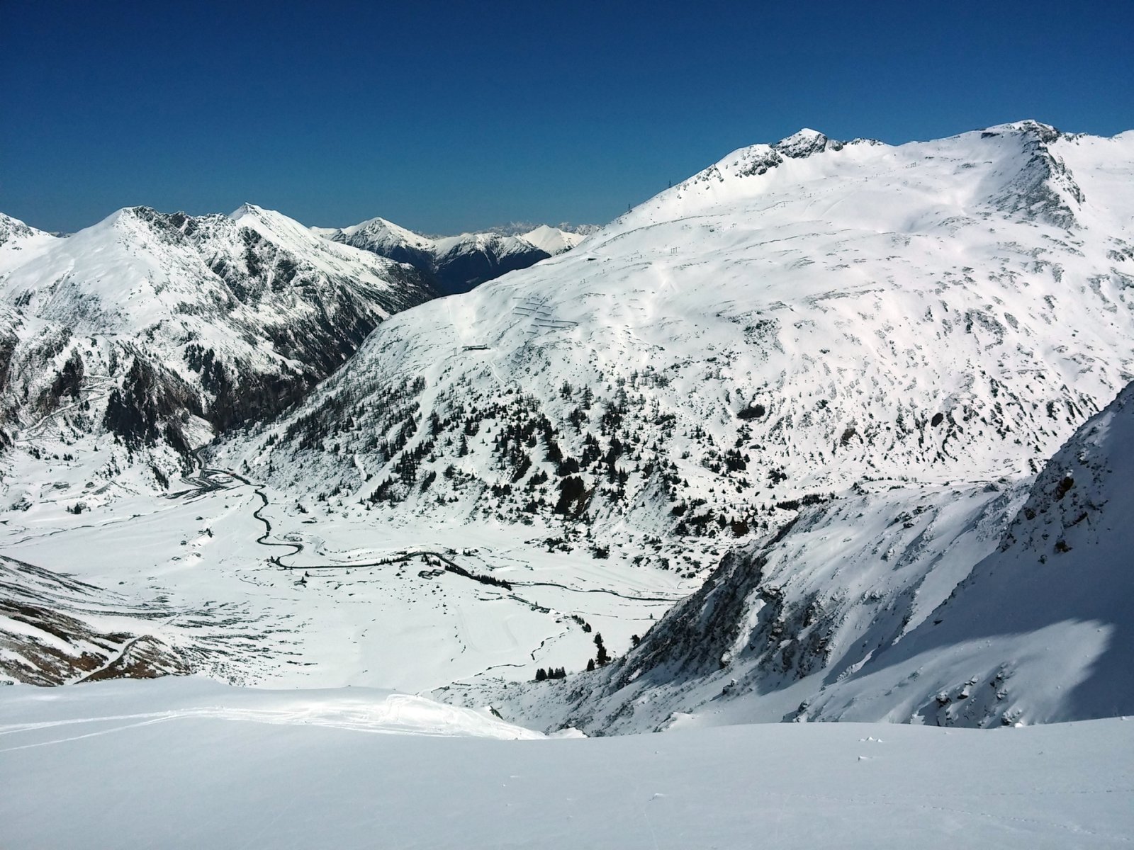 Felértünk a platóra, de továbbmenni már nem maradt több időnk. Itt vártuk meg a társakat, akik fentről érkeztek.