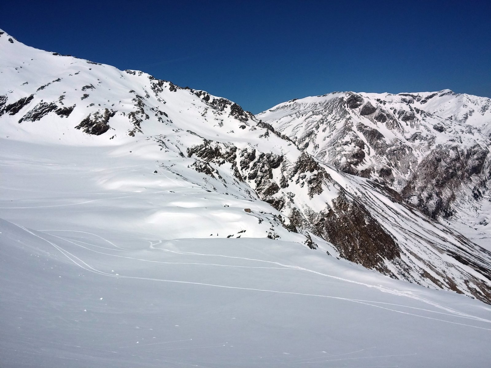 Hátul sítúrázók látszanak, akik mind a rövidebb északi kuloáron jöttek fel. Lehet, hogy mi mégsem a legjobb útvonalat választottuk?