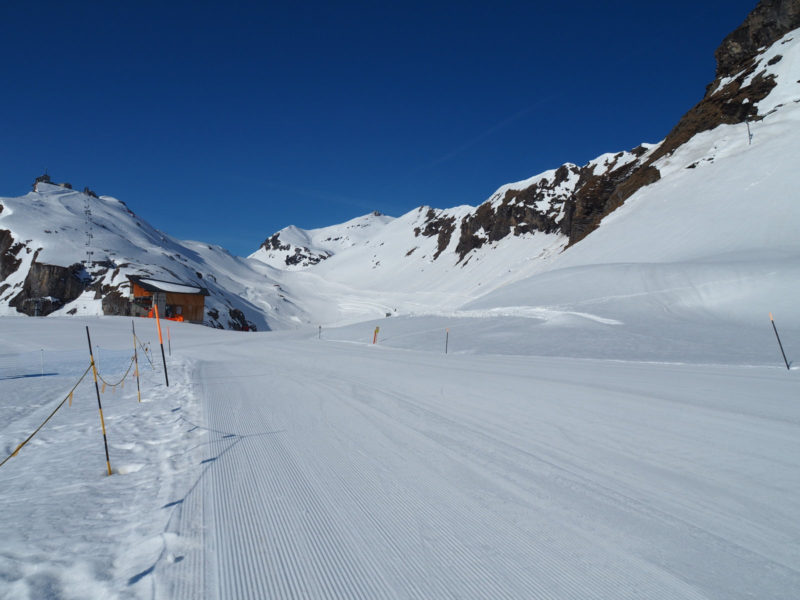 a déli oldalon a sziklákon már elolvadt a hó