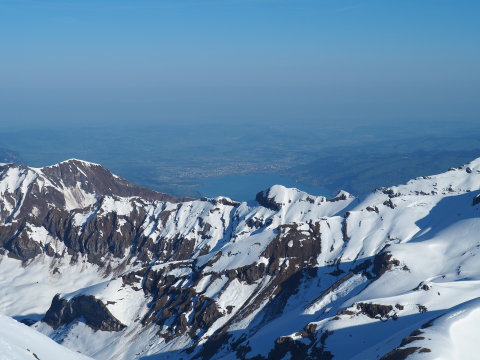 Észak felé a Thunersee látszik