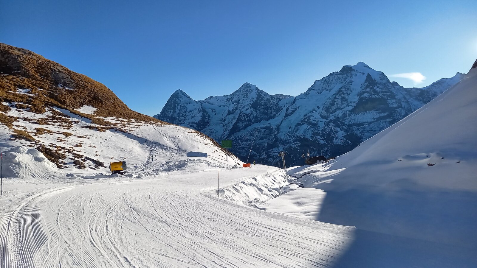 Szemben az Eiger, Mönch, Jungfrau látható