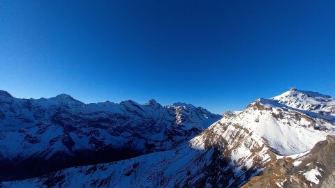 Jobbra hátul a Schilthorn látható