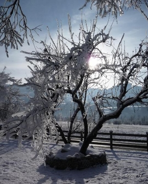 Jég és hó harmóniája a napsütésben.